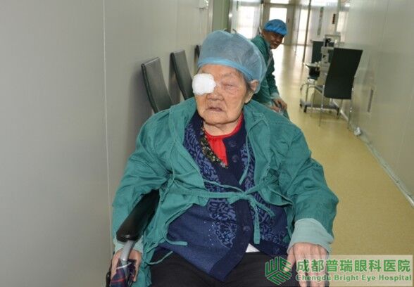 艾碧君院长亲自主刀110岁老人白内障手术